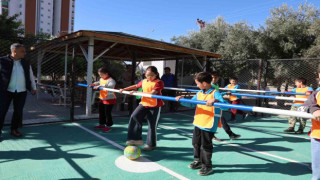 Okul bahçesinde canlı langırt renkli görüntüler oluşturdu