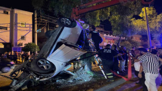 Kontrolden çıkan otomobil refüjde asılı kaldı: 5 yaralı