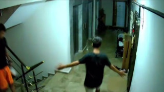 Arszlığın bu kadarı.. Göbek atarak ayakkabı çalan hırsızlar kamerada