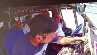 Cep telefonu ile konuşurken gasp edildi, Minibüs şoförünün bakakaldığı anlar