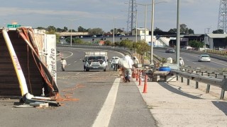 Otoyolda kaza: Binlerce arı zor anlar yaşattı